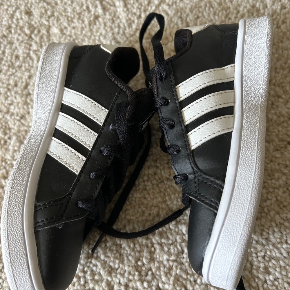 Boys 10.5 Adidas Court Sneaker - Picture 5 of 6